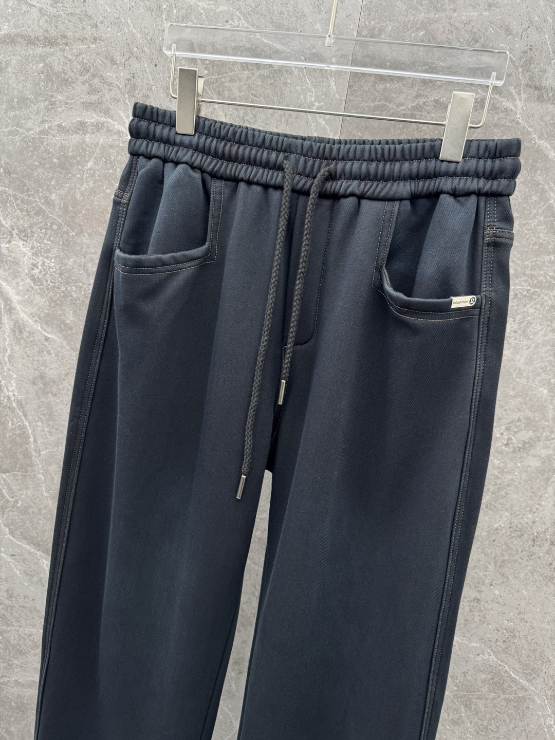 Lulu🌈🌈新款加绒休闲裤，采用高定加绒面料，手感柔软舒适，亲肤透气。后口袋采用logo点缀，五金效果拉