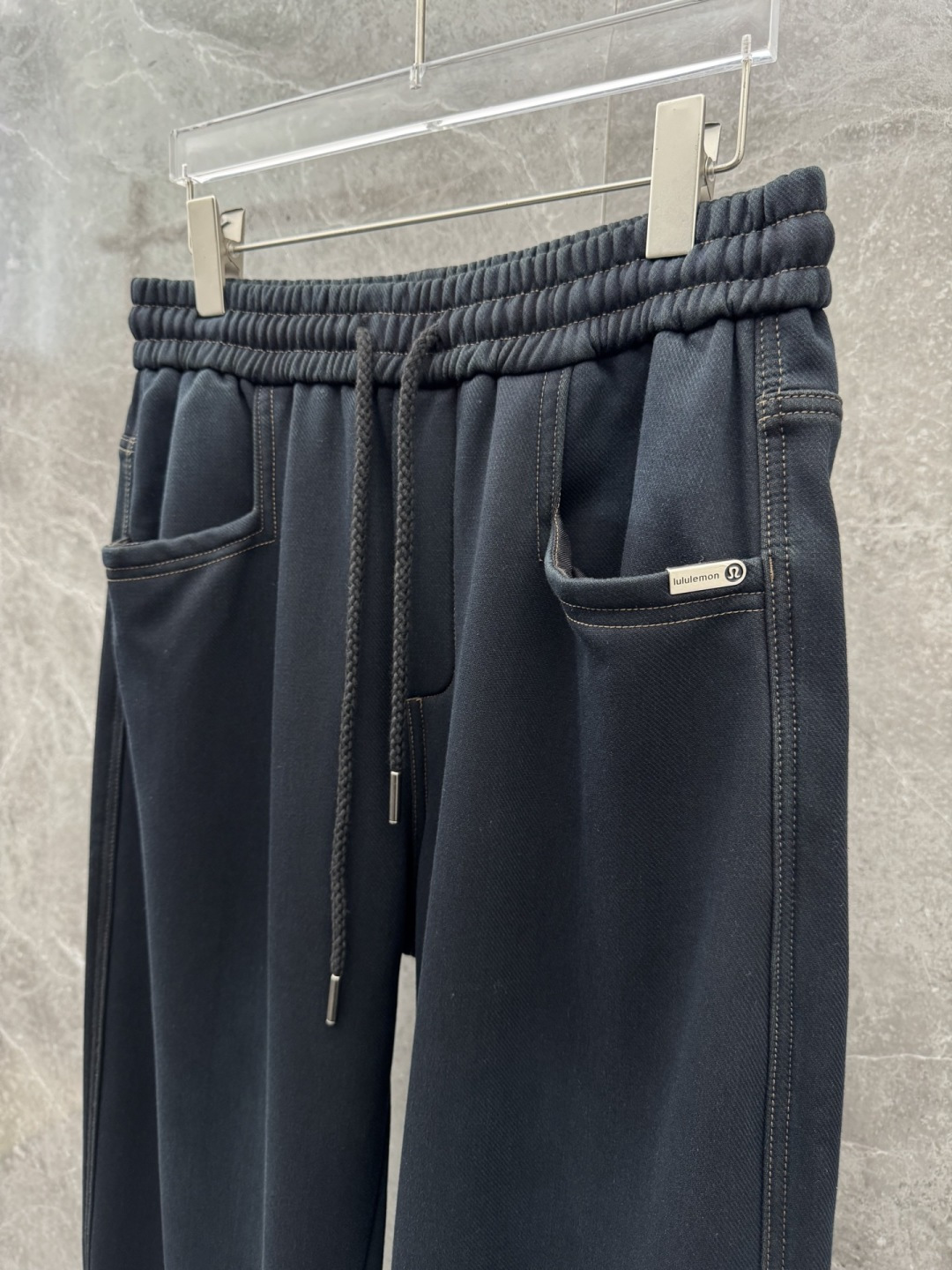 Lulu🌈🌈新款加绒休闲裤，采用高定加绒面料，手感柔软舒适，亲肤透气。后口袋采用logo点缀，五金效果拉