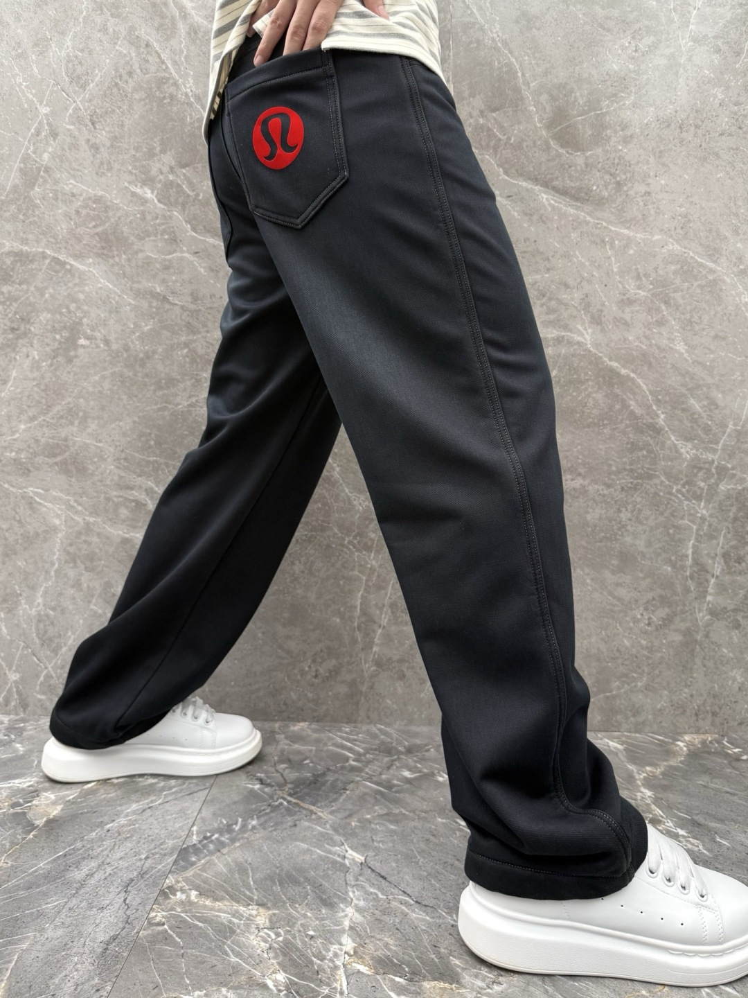 Lulu🌈🌈新款加绒休闲裤，采用高定加绒面料，手感柔软舒适，亲肤透气。后口袋采用logo点缀，五金效果拉