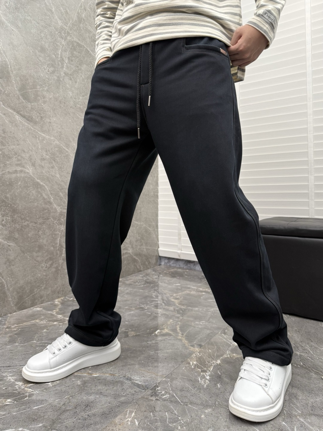 Lulu🌈🌈新款加绒休闲裤，采用高定加绒面料，手感柔软舒适，亲肤透气。后口袋采用logo点缀，五金效果拉