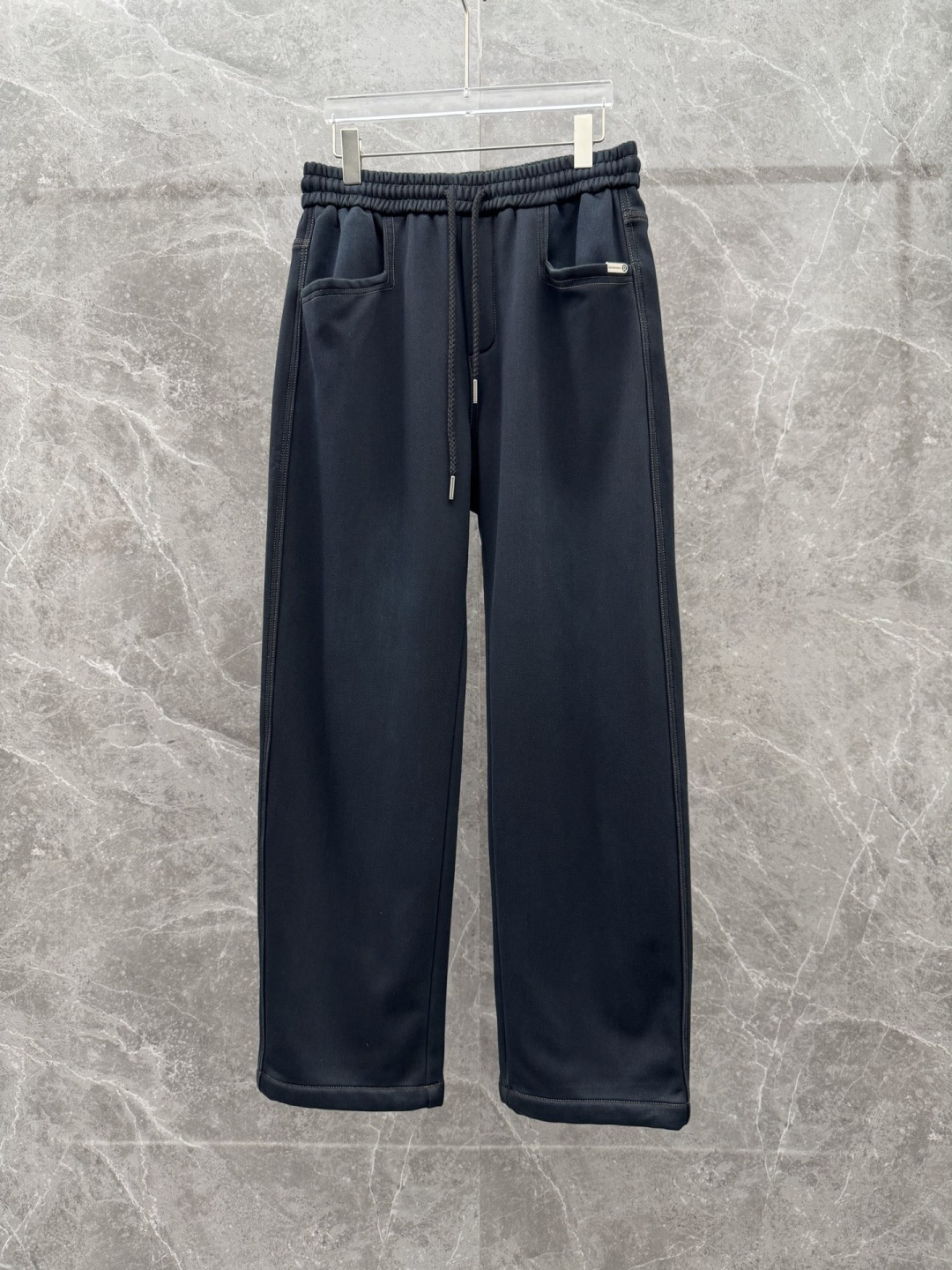 Lulu🌈🌈新款加绒休闲裤，采用高定加绒面料，手感柔软舒适，亲肤透气。后口袋采用logo点缀，五金效果拉