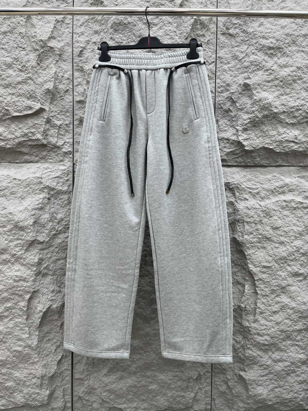 罗意威🔥🔥新款加绒加厚长裤，香港洋行渠道货，高级优质棉质面料，绒面内里，细腻柔软程度非同一般。金属标识增