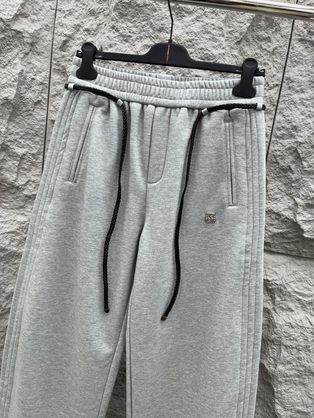 罗意威🔥🔥新款加绒加厚长裤，香港洋行渠道货，高级优质棉质面料，绒面内里，细腻柔软程度非同一般。金属标识增