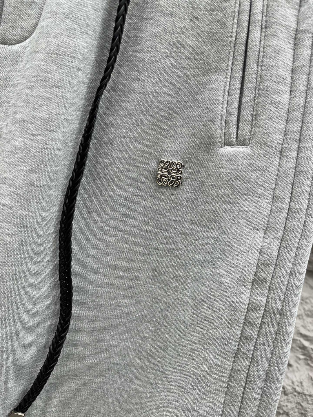 罗意威🔥🔥新款加绒加厚长裤，香港洋行渠道货，高级优质棉质面料，绒面内里，细腻柔软程度非同一般。金属标识增