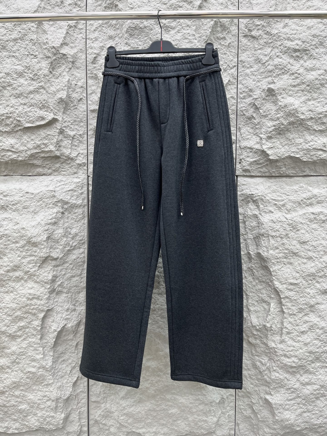 罗意威🔥🔥新款加绒加厚长裤，香港洋行渠道货，高级优质棉质面料，绒面内里，细腻柔软程度非同一般。金属标识增