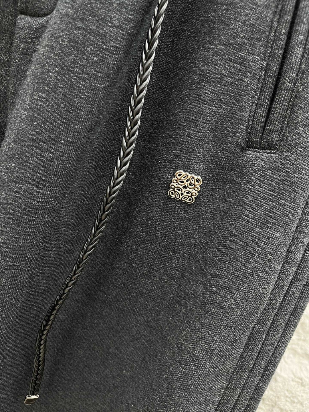 罗意威🔥🔥新款加绒加厚长裤，香港洋行渠道货，高级优质棉质面料，绒面内里，细腻柔软程度非同一般。金属标识增