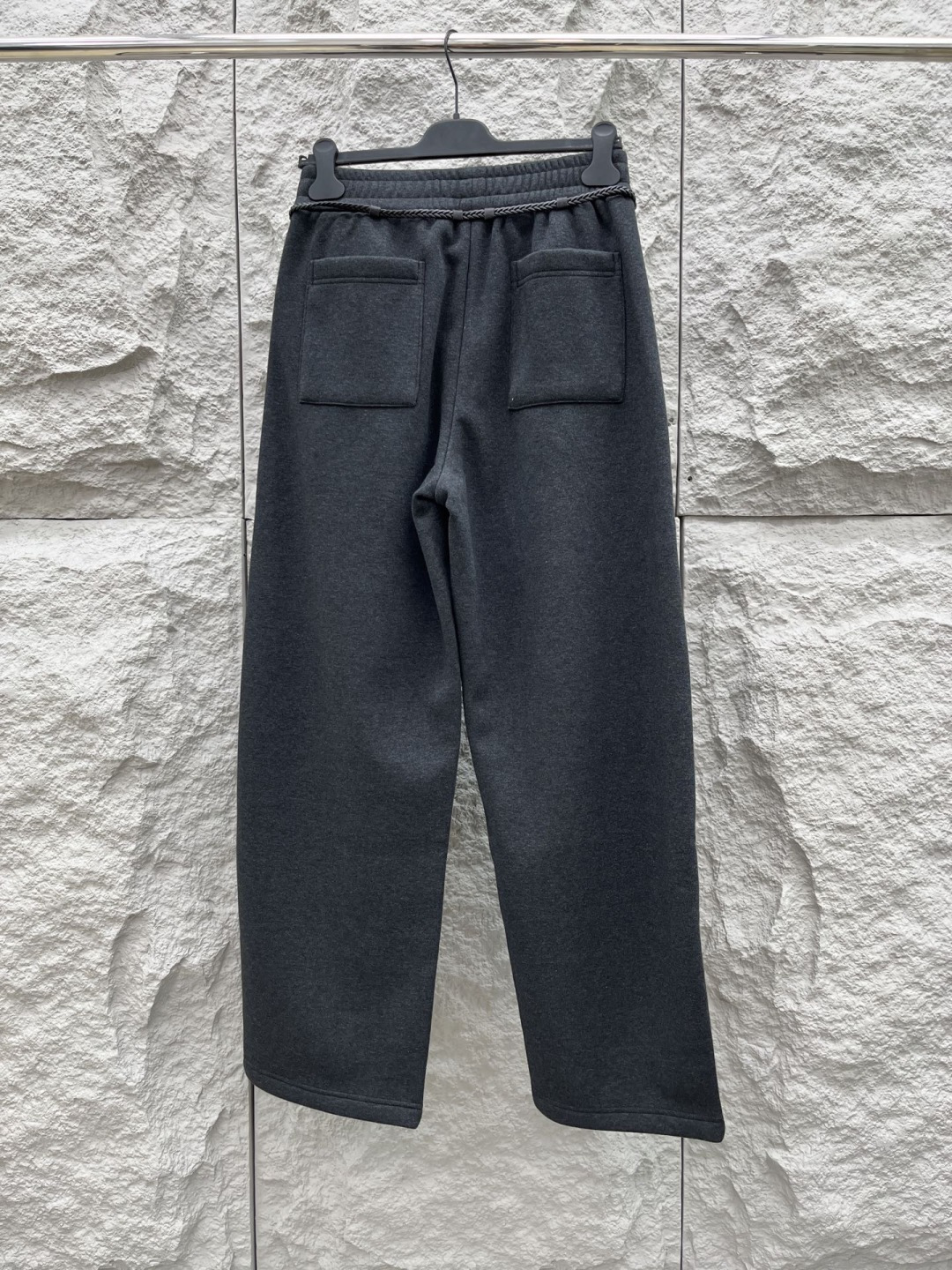 罗意威🔥🔥新款加绒加厚长裤，香港洋行渠道货，高级优质棉质面料，绒面内里，细腻柔软程度非同一般。金属标识增