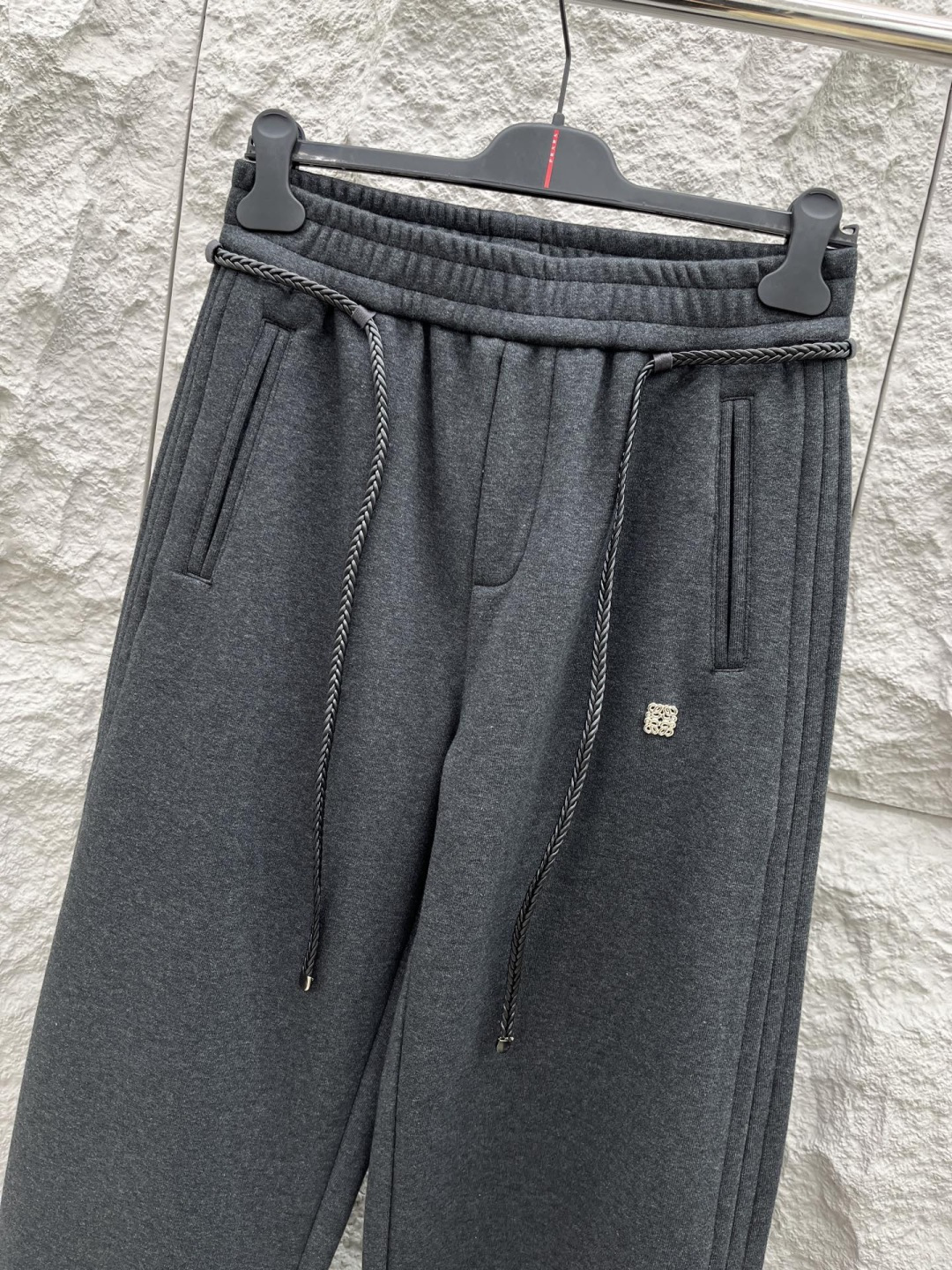 罗意威🔥🔥新款加绒加厚长裤，香港洋行渠道货，高级优质棉质面料，绒面内里，细腻柔软程度非同一般。金属标识增