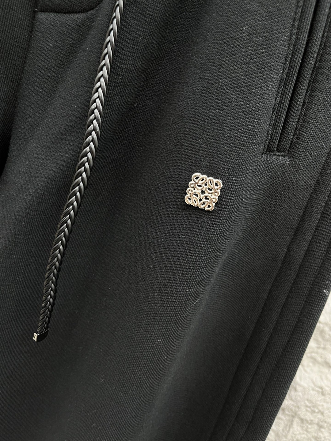 罗意威🔥🔥新款加绒加厚长裤，香港洋行渠道货，高级优质棉质面料，绒面内里，细腻柔软程度非同一般。金属标识增