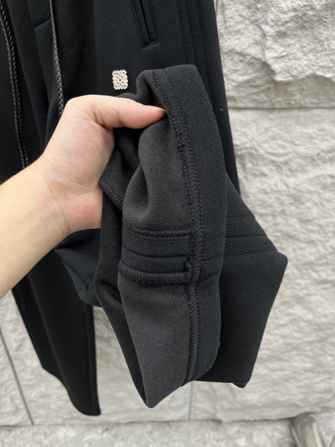 罗意威🔥🔥新款加绒加厚长裤，香港洋行渠道货，高级优质棉质面料，绒面内里，细腻柔软程度非同一般。金属标识增