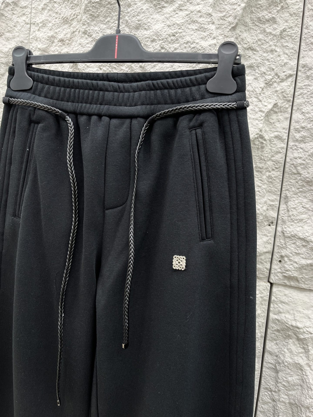 罗意威🔥🔥新款加绒加厚长裤，香港洋行渠道货，高级优质棉质面料，绒面内里，细腻柔软程度非同一般。金属标识增