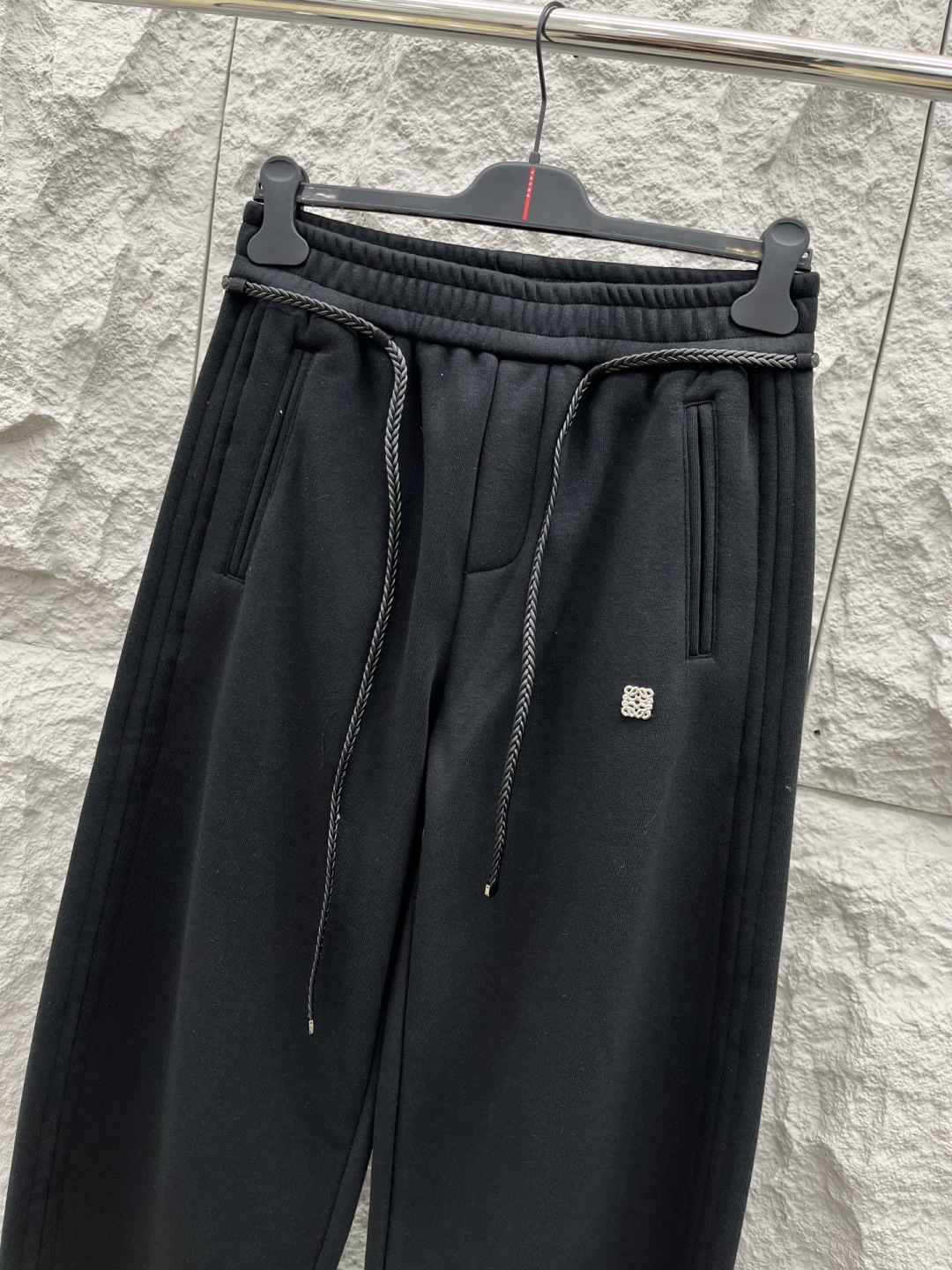 罗意威🔥🔥新款加绒加厚长裤，香港洋行渠道货，高级优质棉质面料，绒面内里，细腻柔软程度非同一般。金属标识增