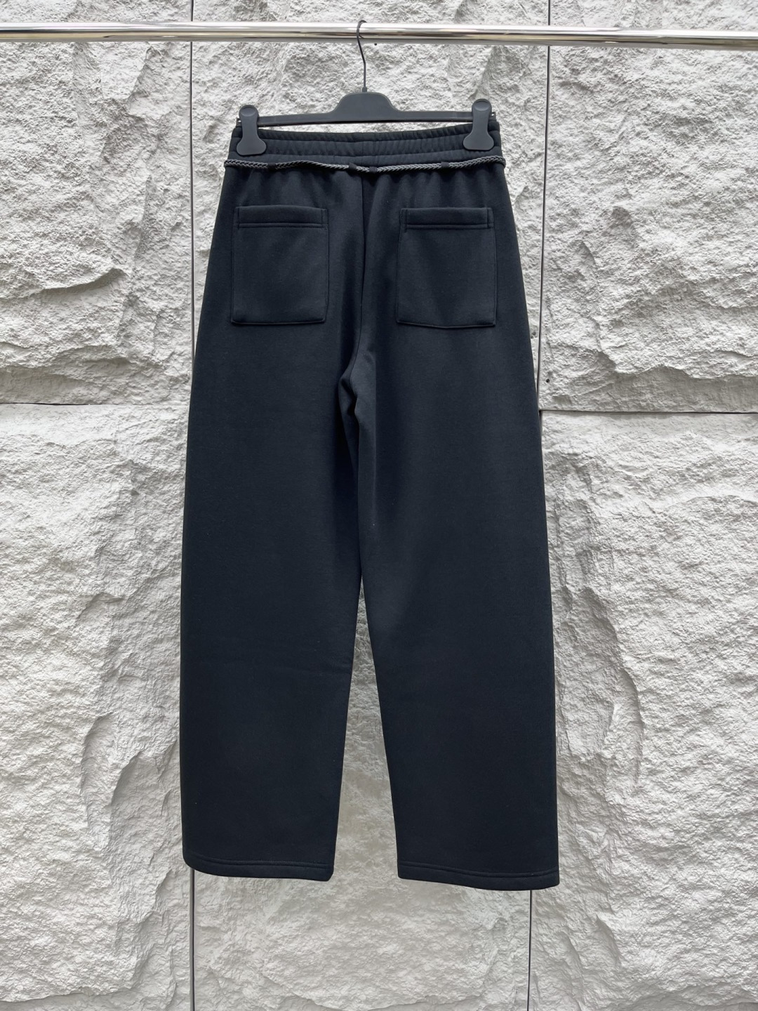 罗意威🔥🔥新款加绒加厚长裤，香港洋行渠道货，高级优质棉质面料，绒面内里，细腻柔软程度非同一般。金属标识增