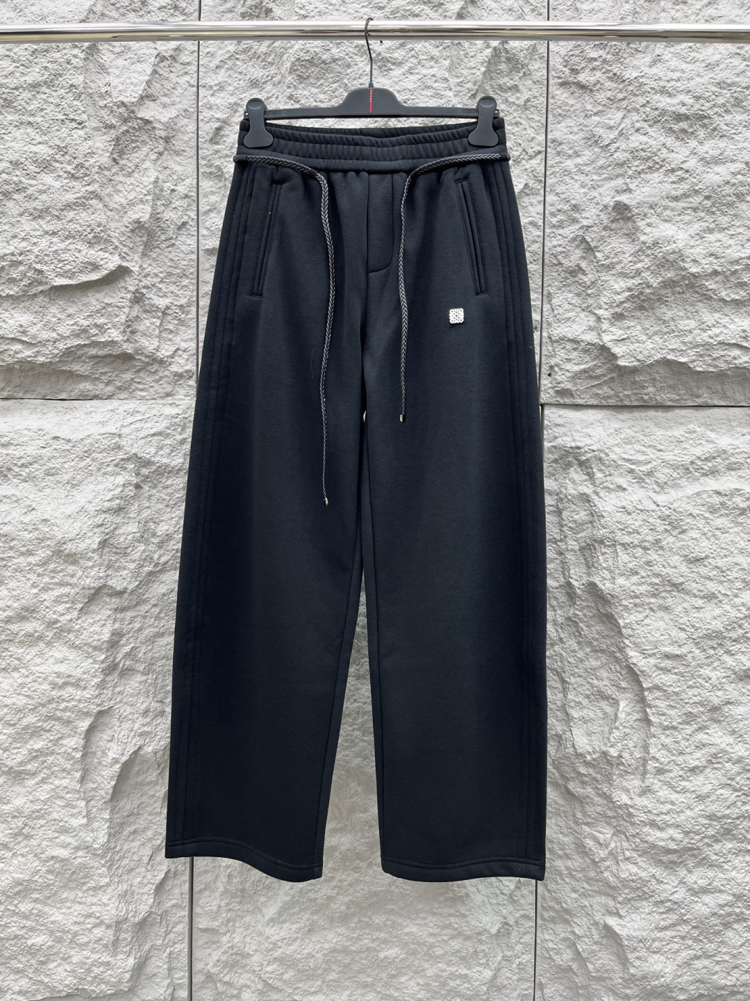 罗意威🔥🔥新款加绒加厚长裤，香港洋行渠道货，高级优质棉质面料，绒面内里，细腻柔软程度非同一般。金属标识增