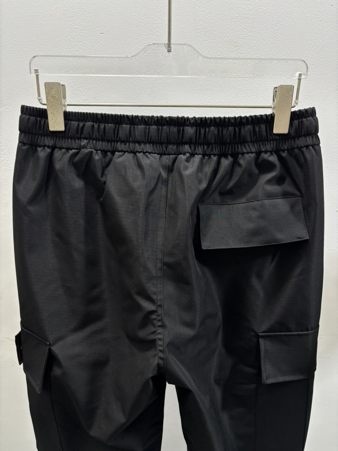 秋冬新款经典羽绒裤，每一处平均充绒，含90%鸭绒。🔥高档刺绣工艺🔥D内衬双层高密度面料完全不跑毛，也不会