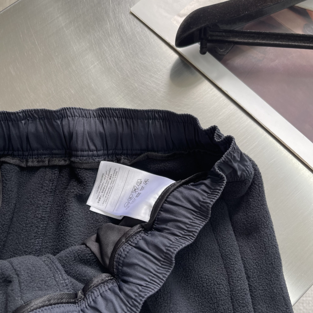 Stone Island 2025秋冬系列休闲卫裤尺码：M-3XL 直筒版型工艺：新量化摇粒绒侧边做刺绣