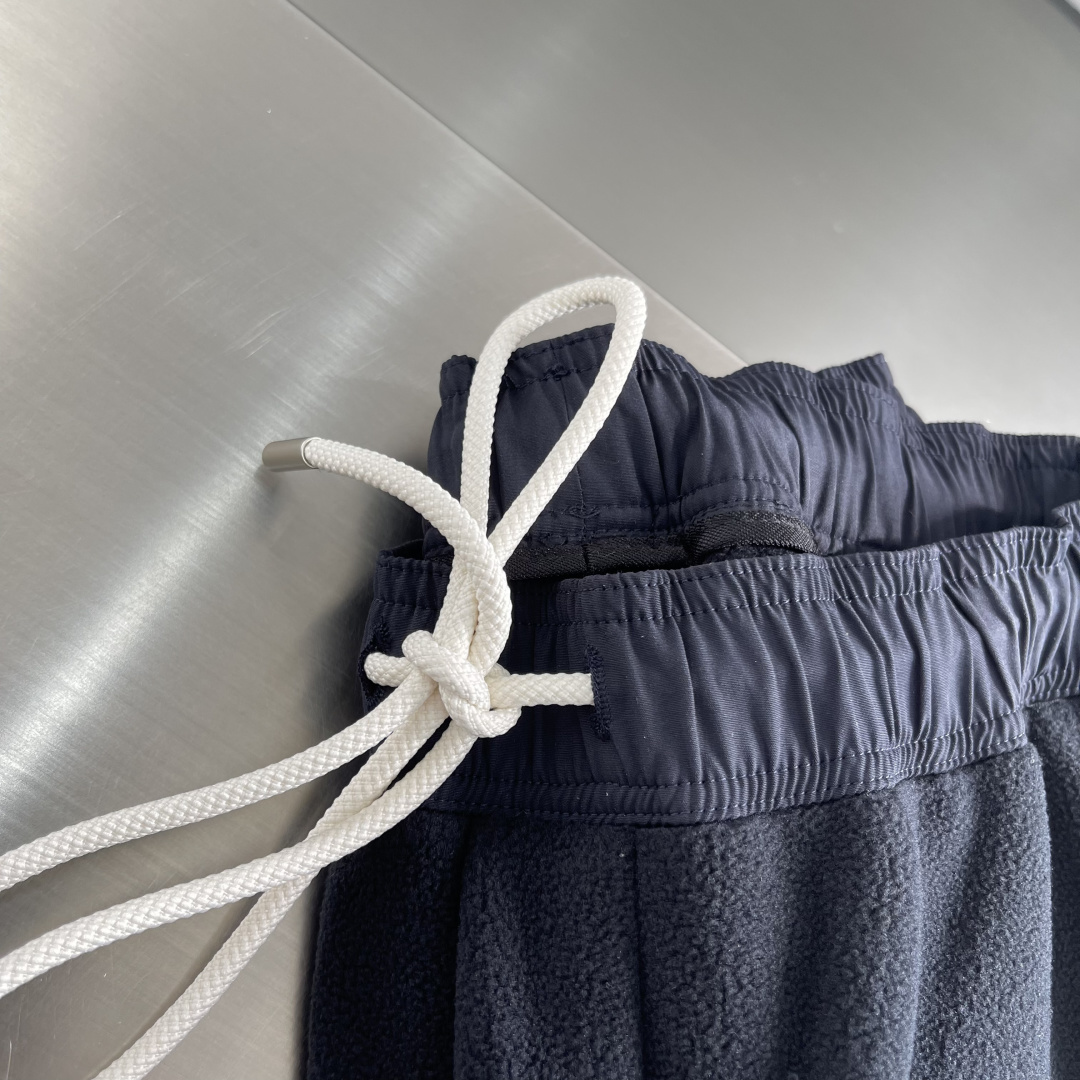 Stone Island 2025秋冬系列休闲卫裤尺码：M-3XL 直筒版型工艺：新量化摇粒绒侧边做刺绣