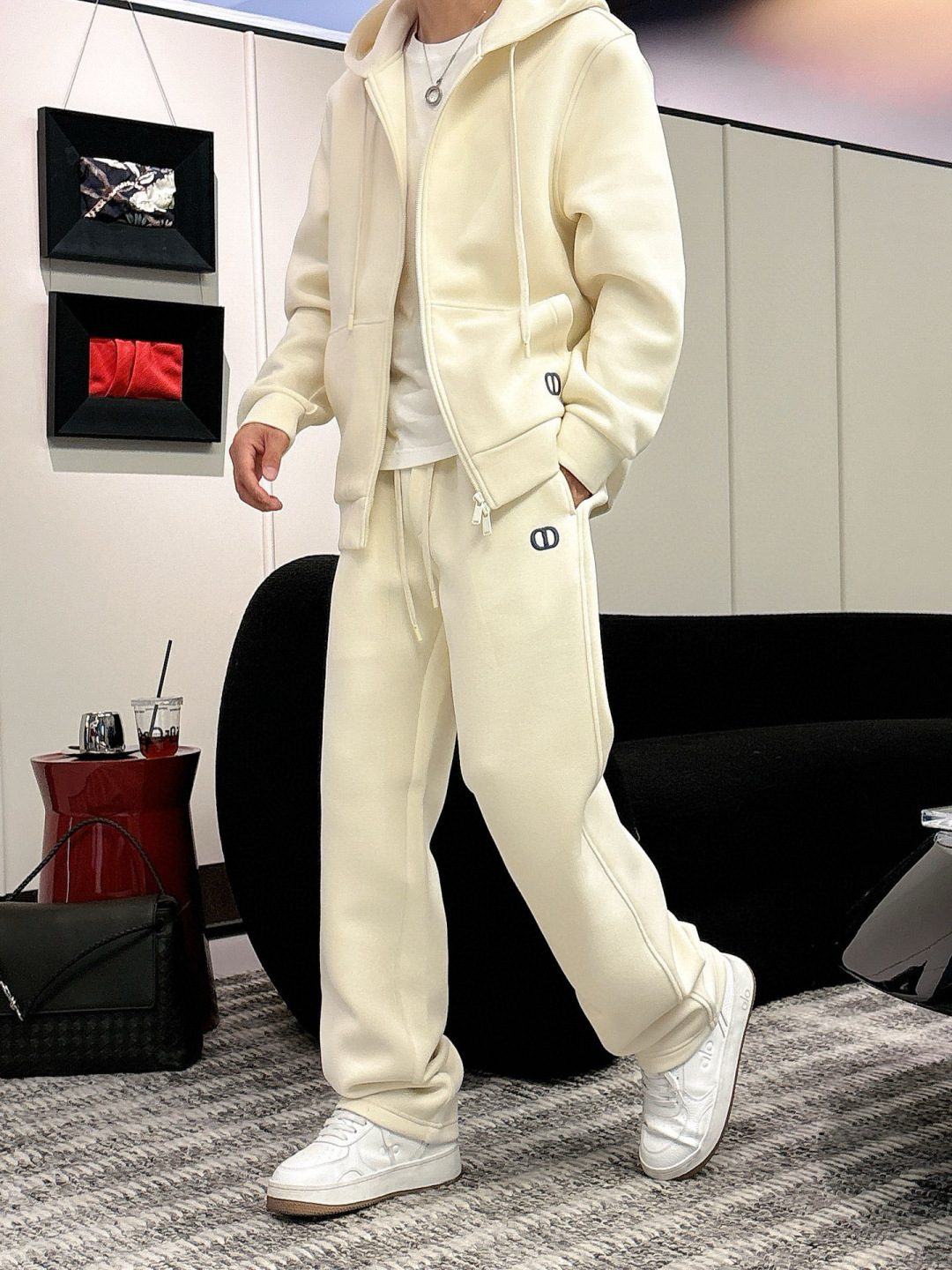 D家休闲裤颜色：黑色 杏色 （M-3XL）空气层面料具有优异的透气性能，柔软轻盈不塌:这种面料通常采用优