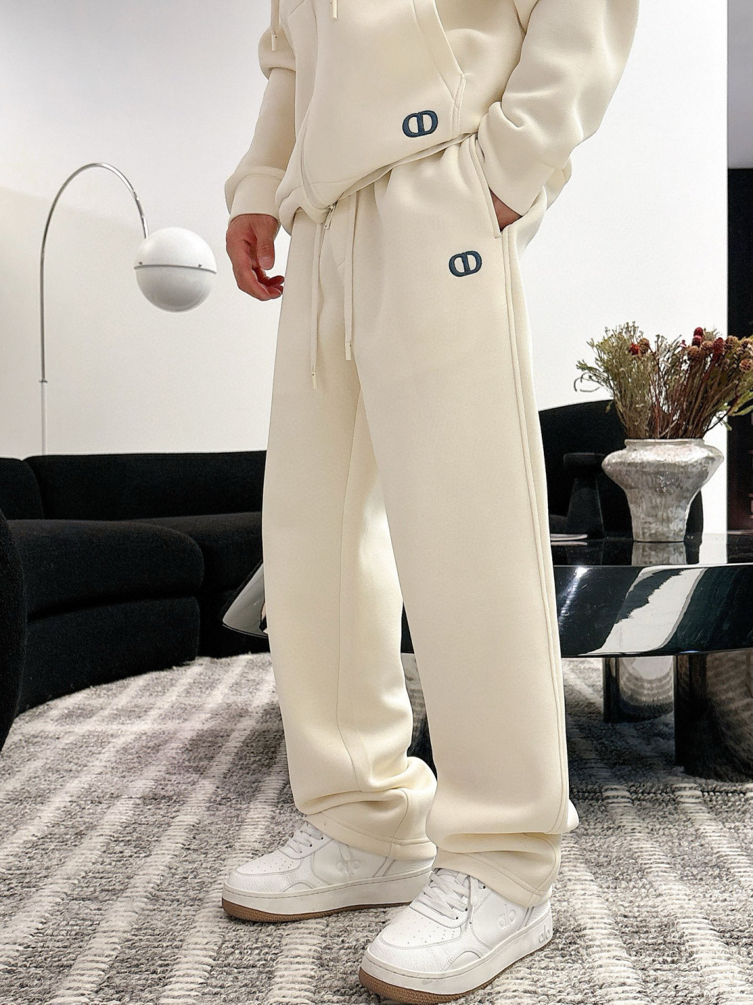 D家休闲裤颜色：黑色 杏色 （M-3XL）空气层面料具有优异的透气性能，柔软轻盈不塌:这种面料通常采用优