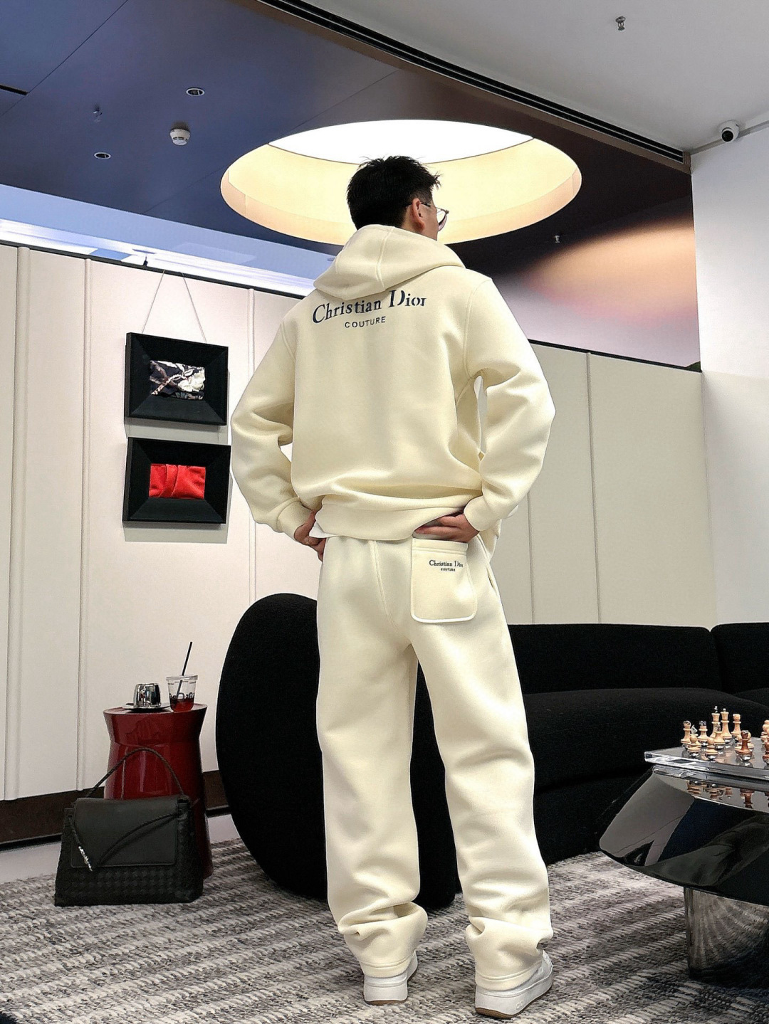 D家休闲裤颜色：黑色 杏色 （M-3XL）空气层面料具有优异的透气性能，柔软轻盈不塌:这种面料通常采用优