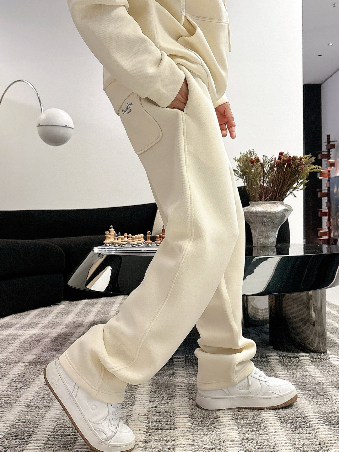 D家休闲裤颜色：黑色 杏色 （M-3XL）空气层面料具有优异的透气性能，柔软轻盈不塌:这种面料通常采用优