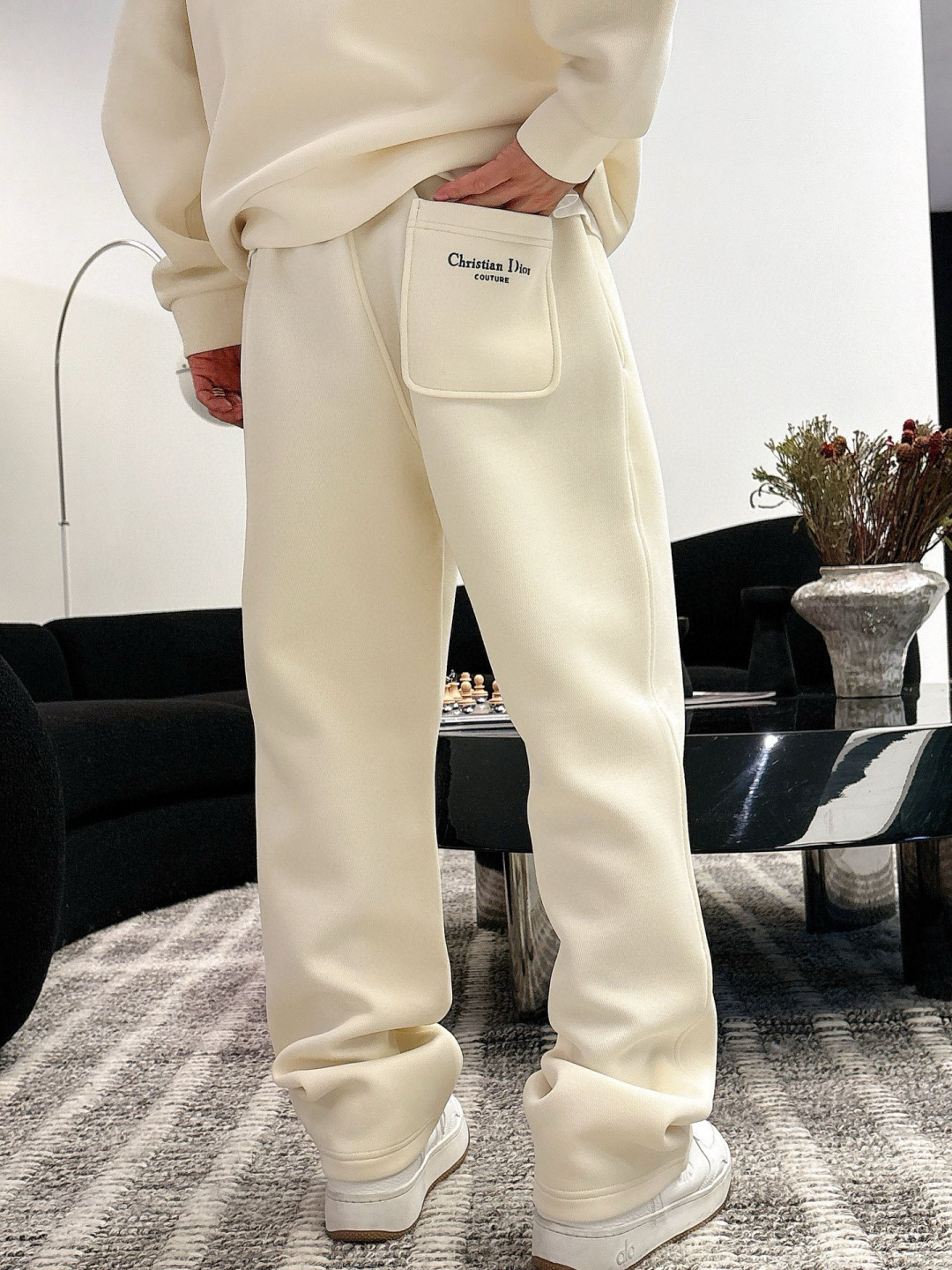 D家休闲裤颜色：黑色 杏色 （M-3XL）空气层面料具有优异的透气性能，柔软轻盈不塌:这种面料通常采用优