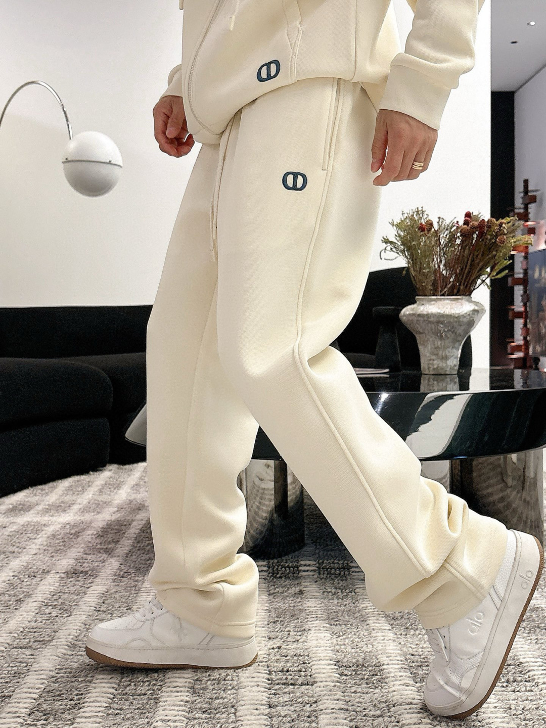 D家休闲裤颜色：黑色 杏色 （M-3XL）空气层面料具有优异的透气性能，柔软轻盈不塌:这种面料通常采用优