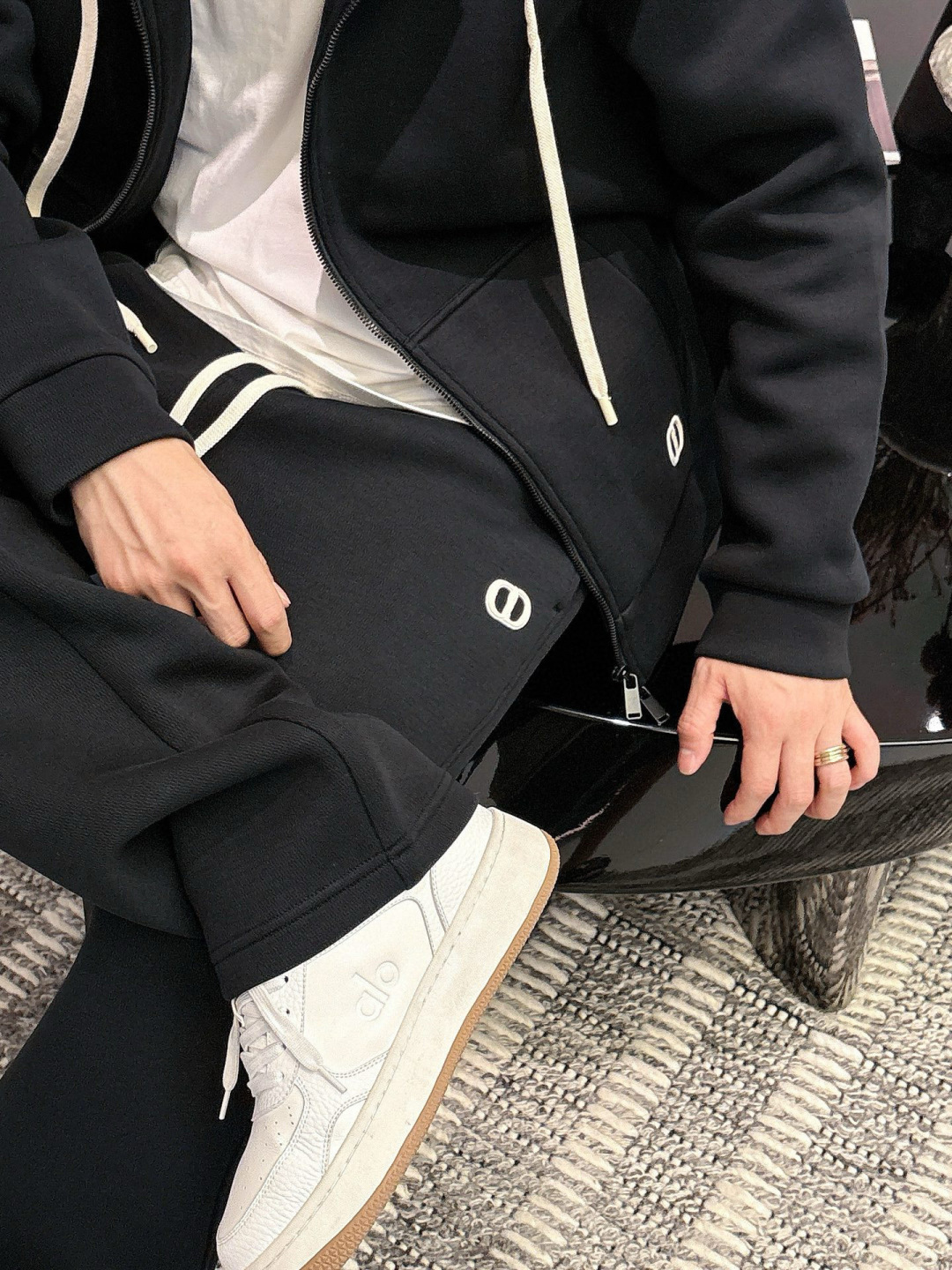 D家休闲裤颜色：黑色 杏色 （M-3XL）空气层面料具有优异的透气性能，柔软轻盈不塌:这种面料通常采用优