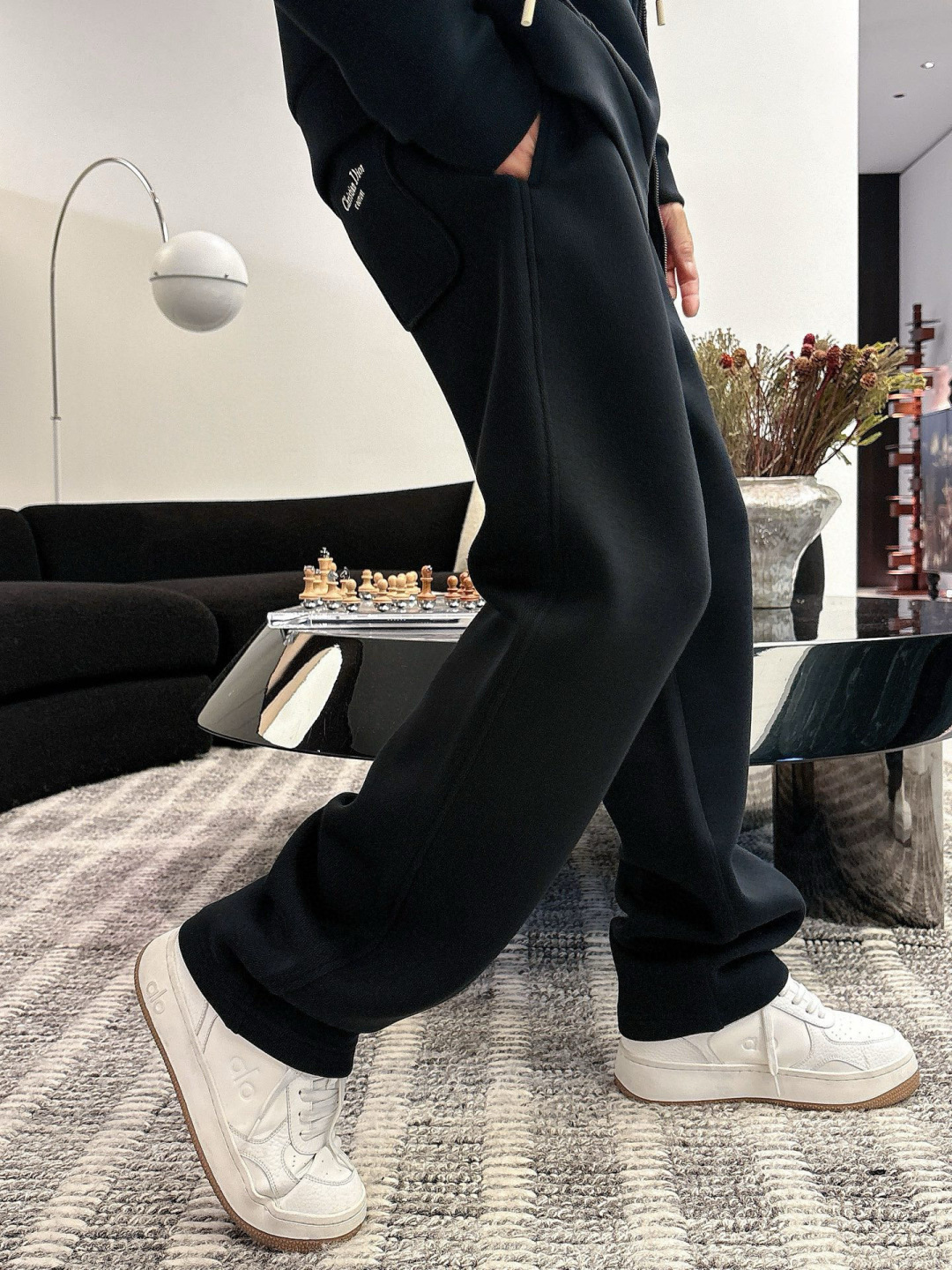 D家休闲裤颜色：黑色 杏色 （M-3XL）空气层面料具有优异的透气性能，柔软轻盈不塌:这种面料通常采用优