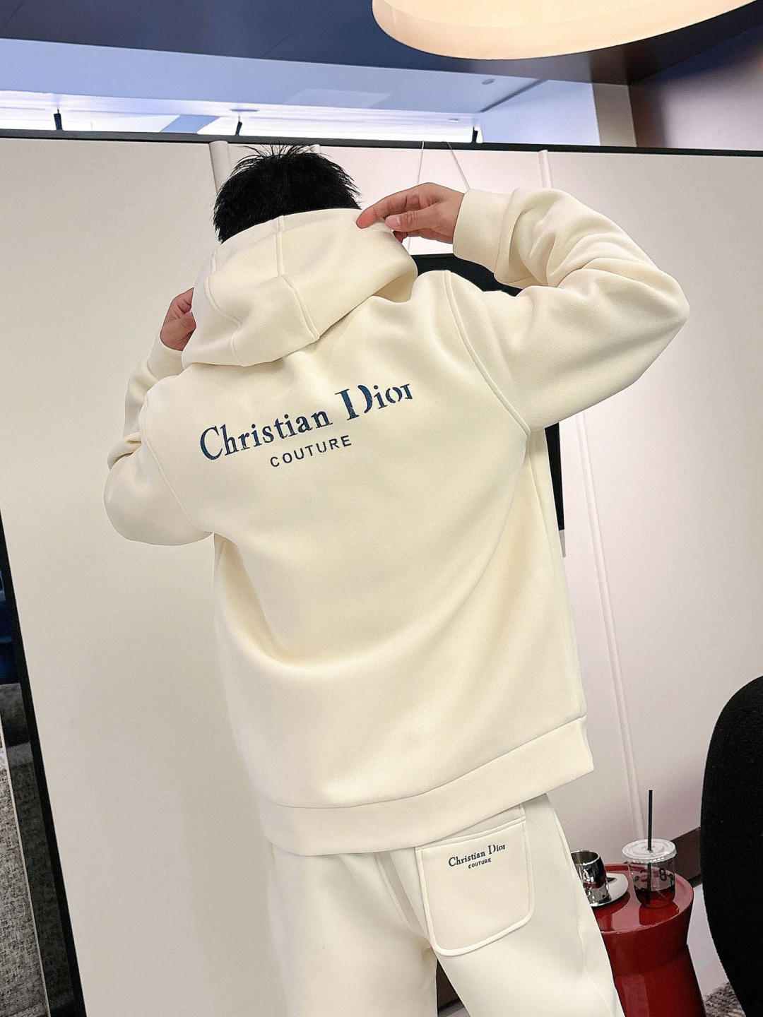 D家休闲外套颜色：黑色 杏色 （M-3XL）空气层面料具有优异的透气性能，柔软轻盈不塌:这种面料通常采用