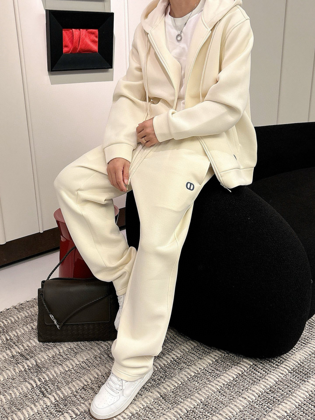 D家休闲外套颜色：黑色 杏色 （M-3XL）空气层面料具有优异的透气性能，柔软轻盈不塌:这种面料通常采用