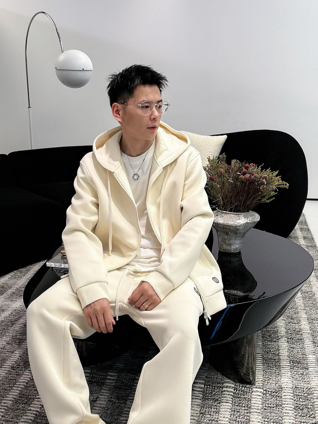 D家休闲外套颜色：黑色 杏色 （M-3XL）空气层面料具有优异的透气性能，柔软轻盈不塌:这种面料通常采用