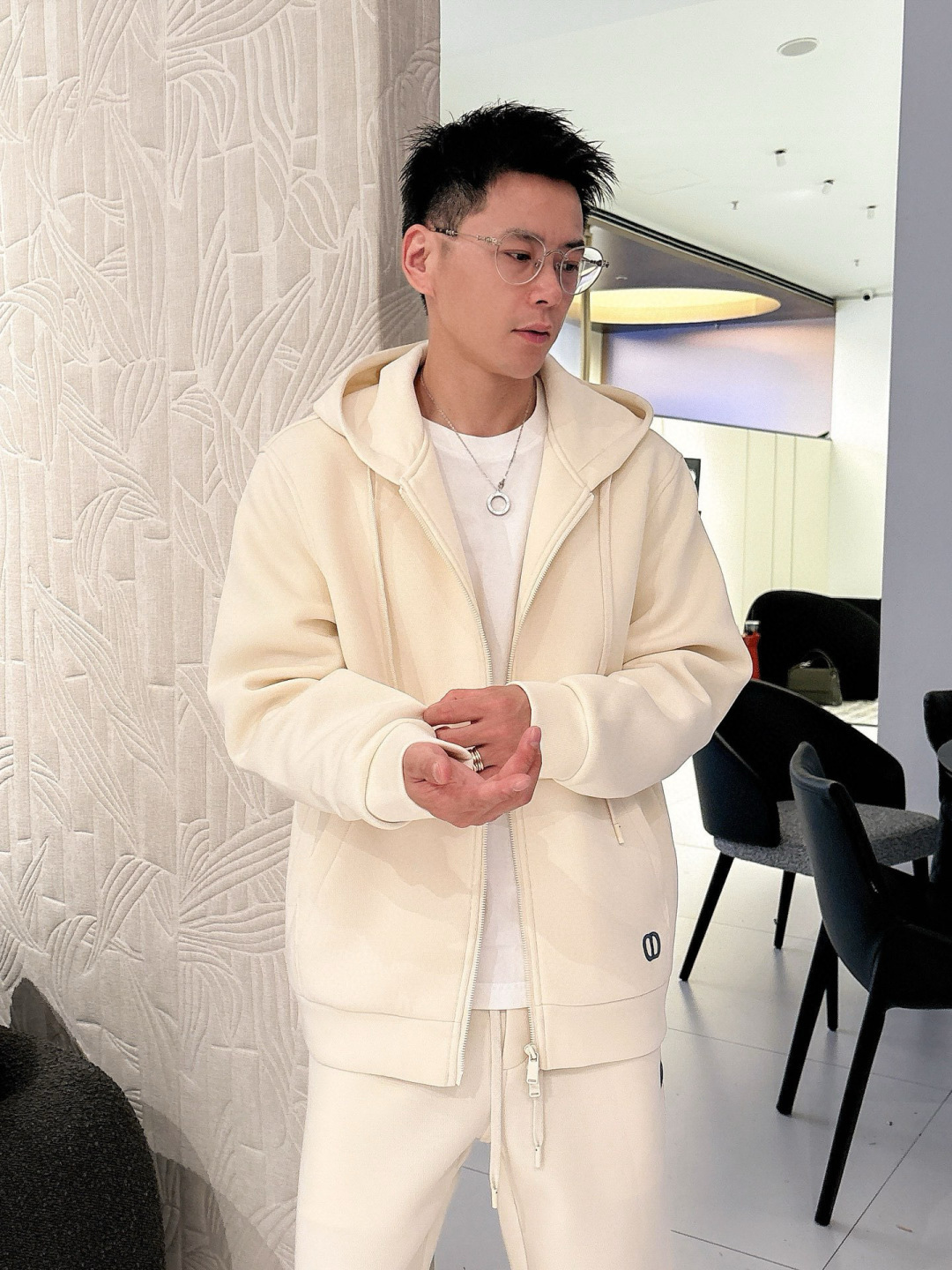 D家休闲外套颜色：黑色 杏色 （M-3XL）空气层面料具有优异的透气性能，柔软轻盈不塌:这种面料通常采用