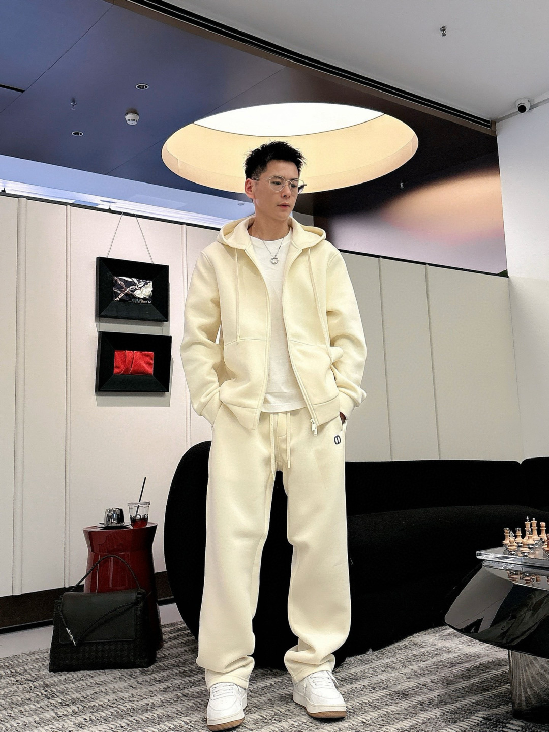 D家休闲外套颜色：黑色 杏色 （M-3XL）空气层面料具有优异的透气性能，柔软轻盈不塌:这种面料通常采用