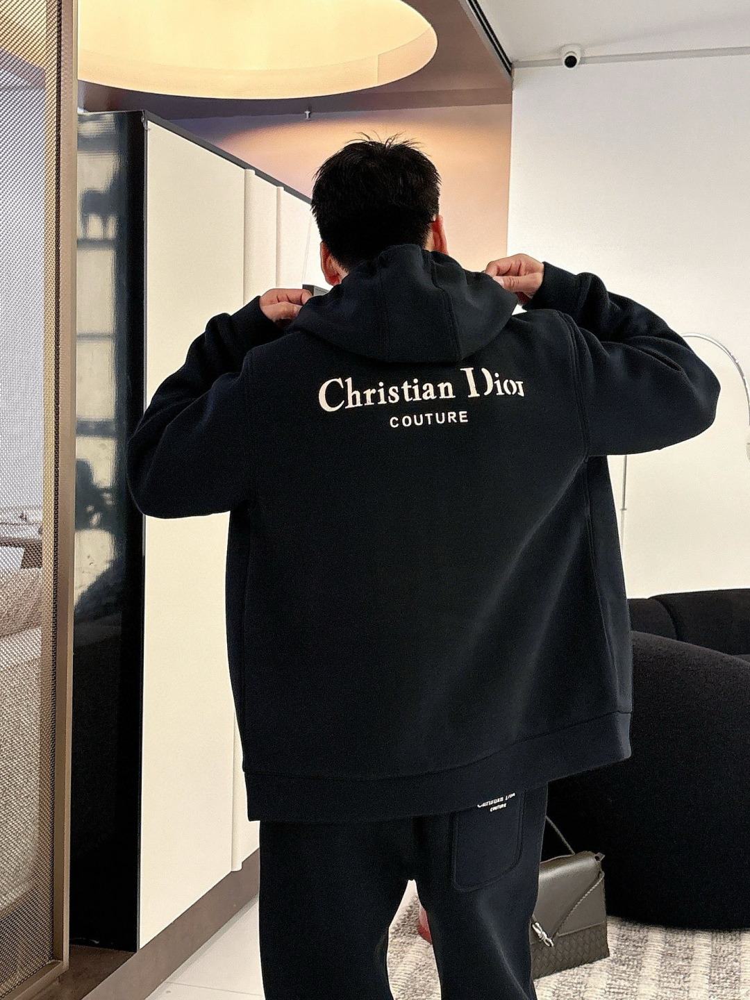 D家休闲外套颜色：黑色 杏色 （M-3XL）空气层面料具有优异的透气性能，柔软轻盈不塌:这种面料通常采用