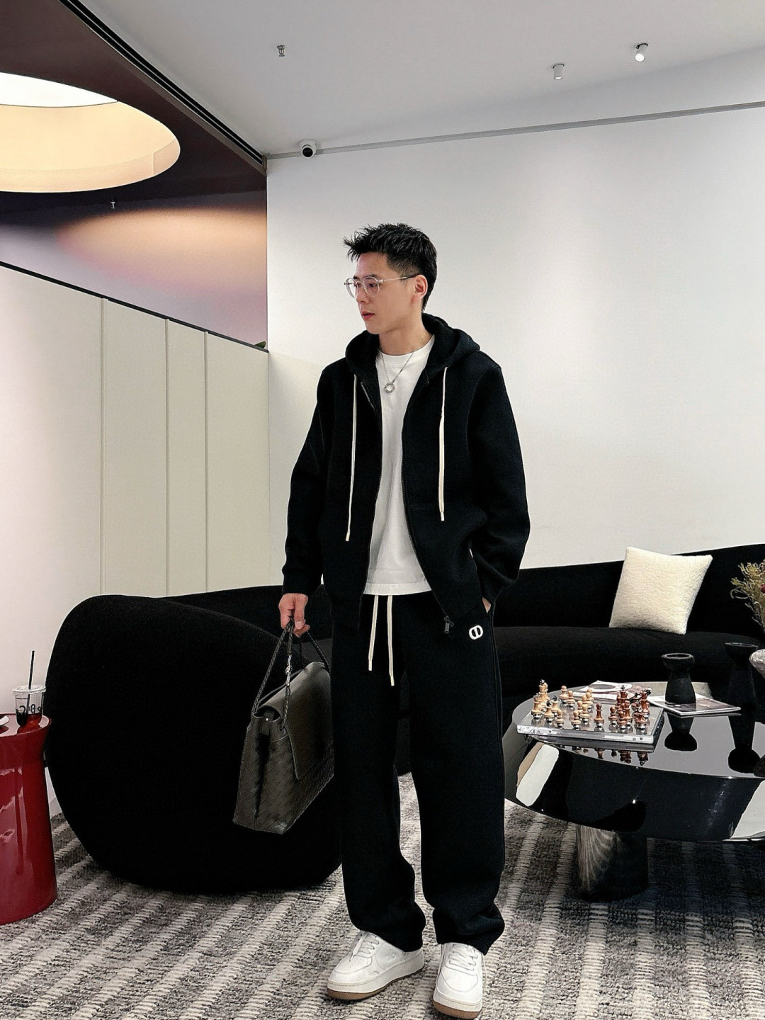 D家休闲外套颜色：黑色 杏色 （M-3XL）空气层面料具有优异的透气性能，柔软轻盈不塌:这种面料通常采用