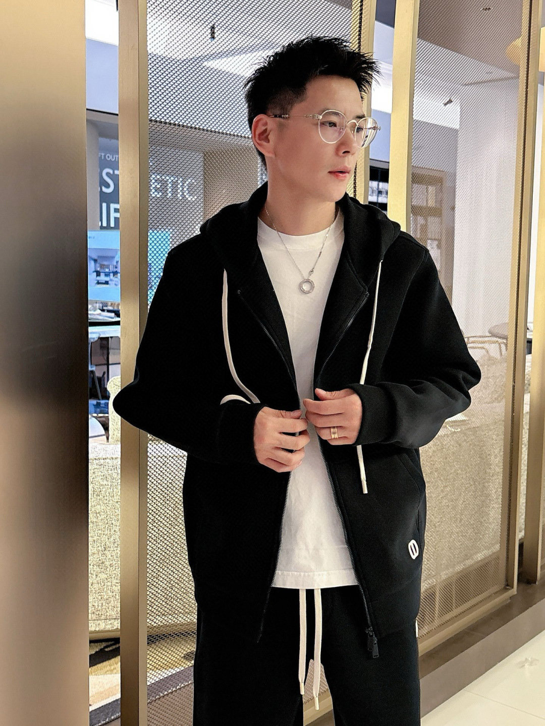 D家休闲外套颜色：黑色 杏色 （M-3XL）空气层面料具有优异的透气性能，柔软轻盈不塌:这种面料通常采用