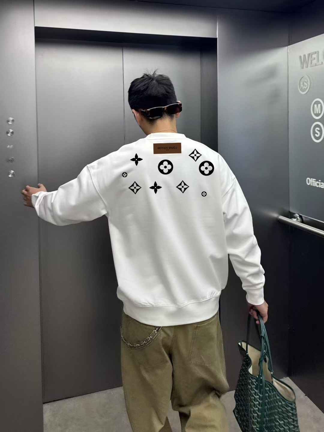 1V*2025秋冬新款 个性字母logo印花 定制面料400g 圆领卫衣 男女同款尺码：S M L XL