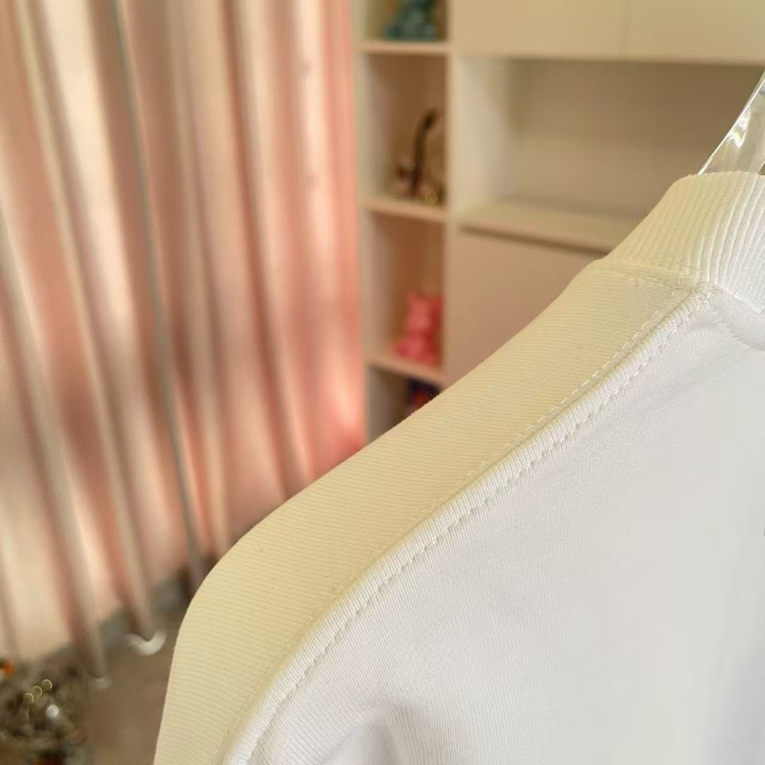 1V*2025秋冬新款 个性字母logo印花 定制面料400g 圆领卫衣 男女同款尺码：S M L XL