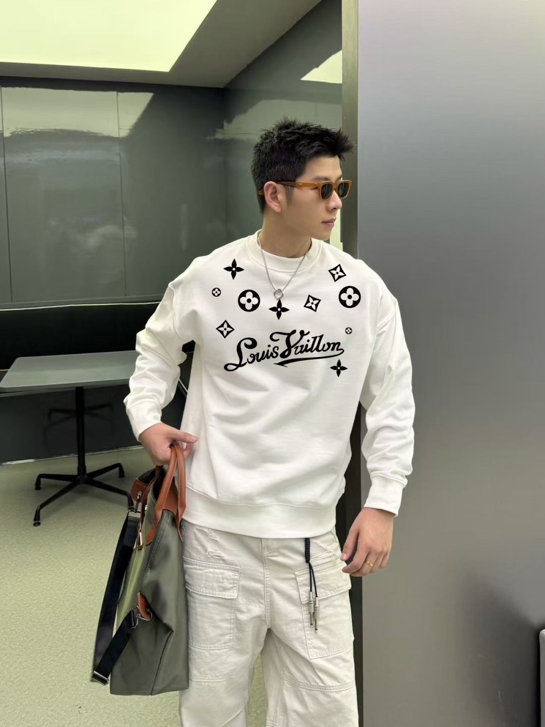 1V*2025秋冬新款 个性字母logo印花 定制面料400g 圆领卫衣 男女同款尺码：S M L XL