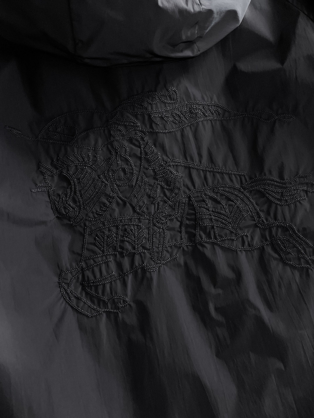 巴宝莉 2025秋季新款夹克外套，秀场新品‼品相非常完美，舒适保暖，三标齐全色泽饱满诱人，非常出彩的设计