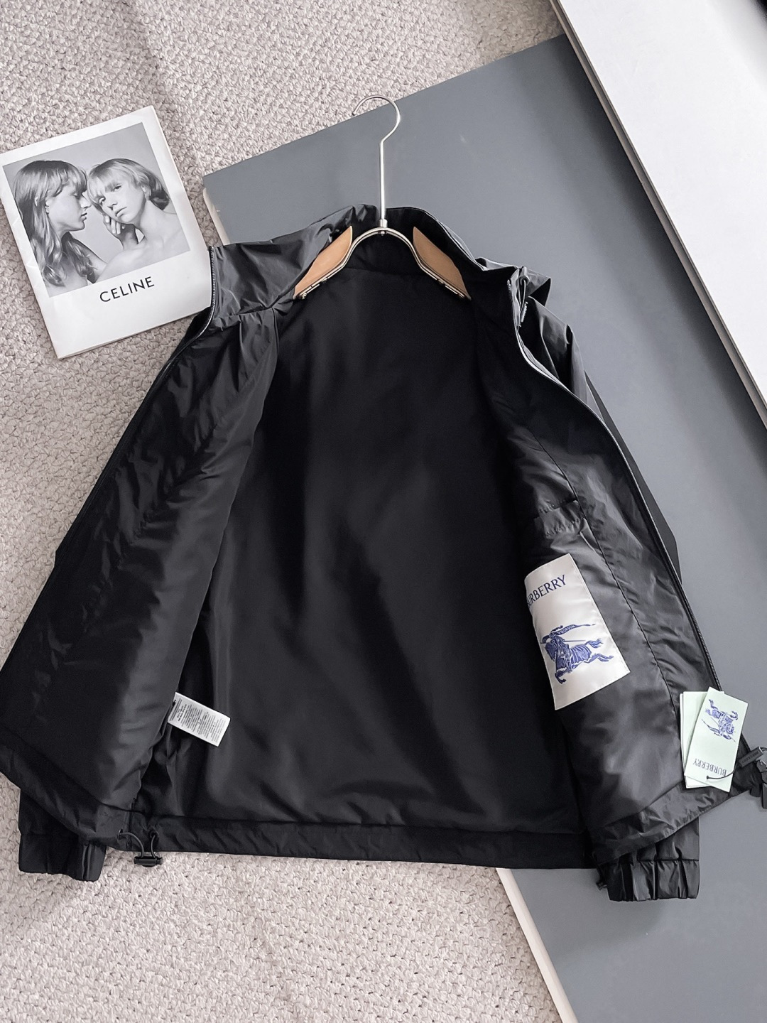 巴宝莉 2025秋季新款夹克外套，秀场新品‼品相非常完美，舒适保暖，三标齐全色泽饱满诱人，非常出彩的设计