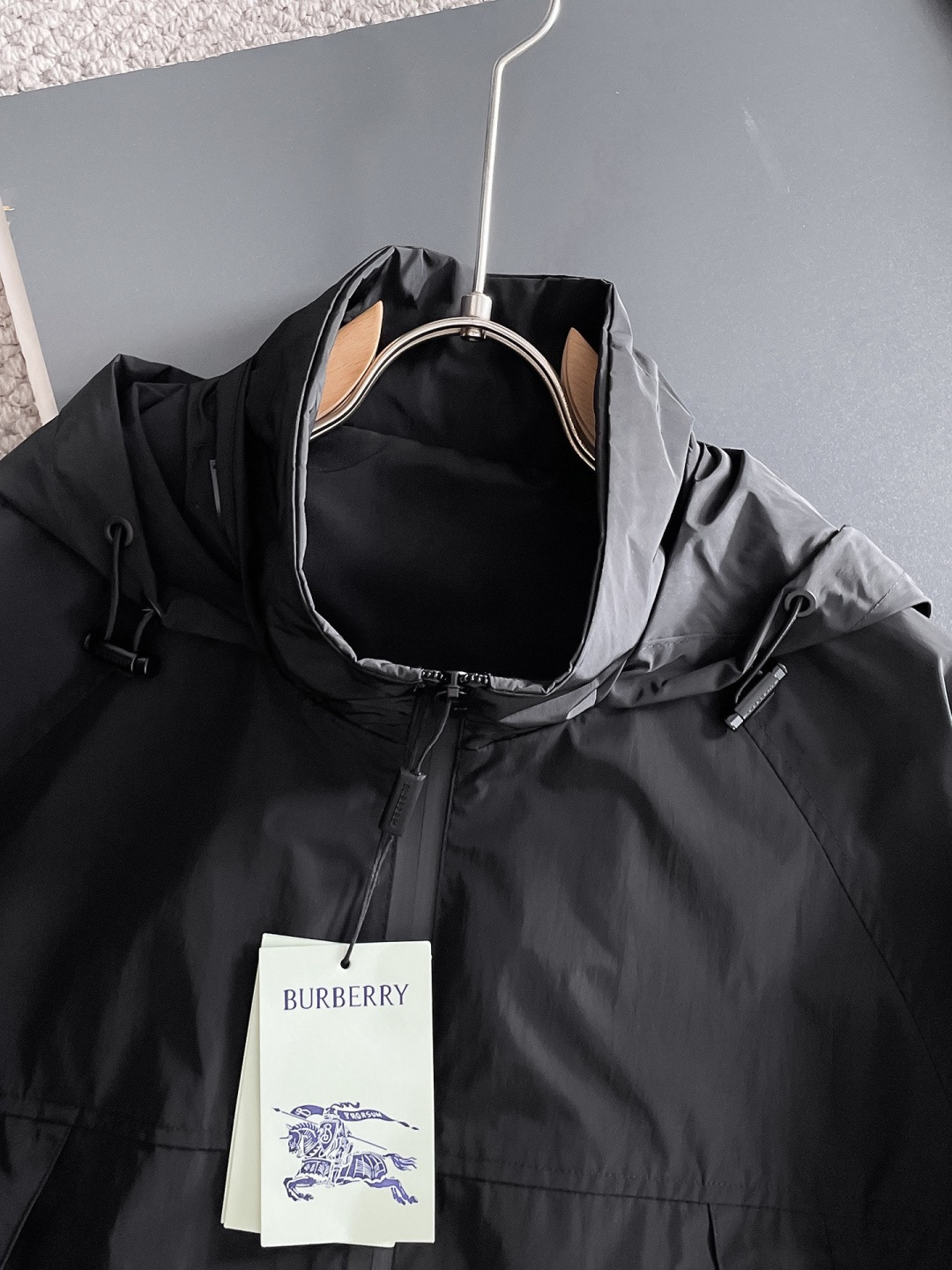 巴宝莉 2025秋季新款夹克外套，秀场新品‼品相非常完美，舒适保暖，三标齐全色泽饱满诱人，非常出彩的设计