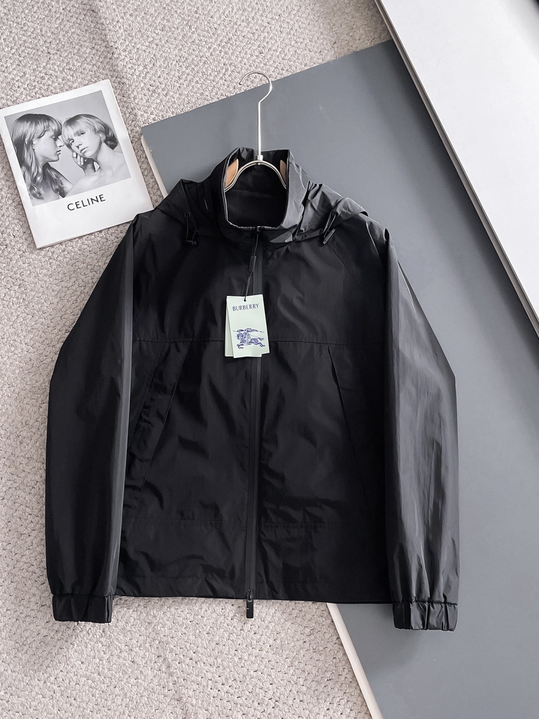 巴宝莉 2025秋季新款夹克外套，秀场新品‼品相非常完美，舒适保暖，三标齐全色泽饱满诱人，非常出彩的设计