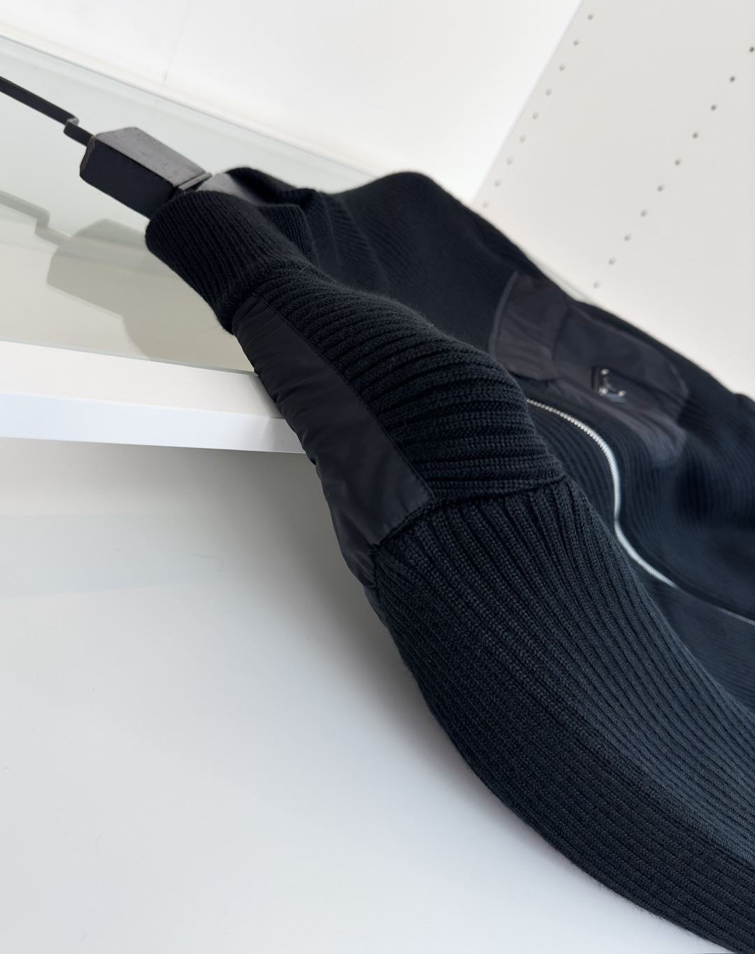 PR*DA普*达 2025早秋尼龙拼接羊毛针织开衫外套 柜在售 尼龙拼接羊毛的设计 胸口三角铭牌结合口袋