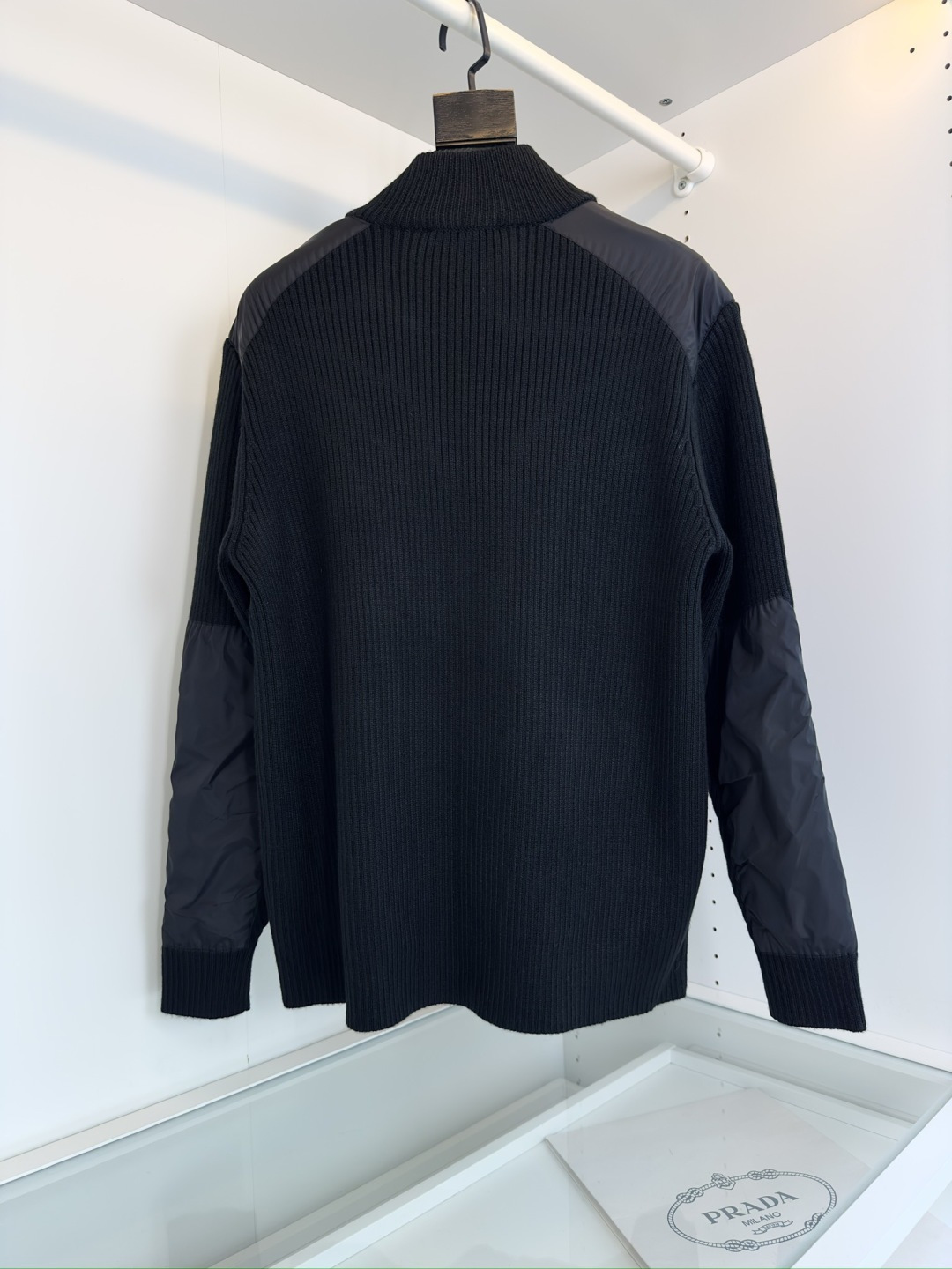 PR*DA普*达 2025早秋尼龙拼接羊毛针织开衫外套 柜在售 尼龙拼接羊毛的设计 胸口三角铭牌结合口袋