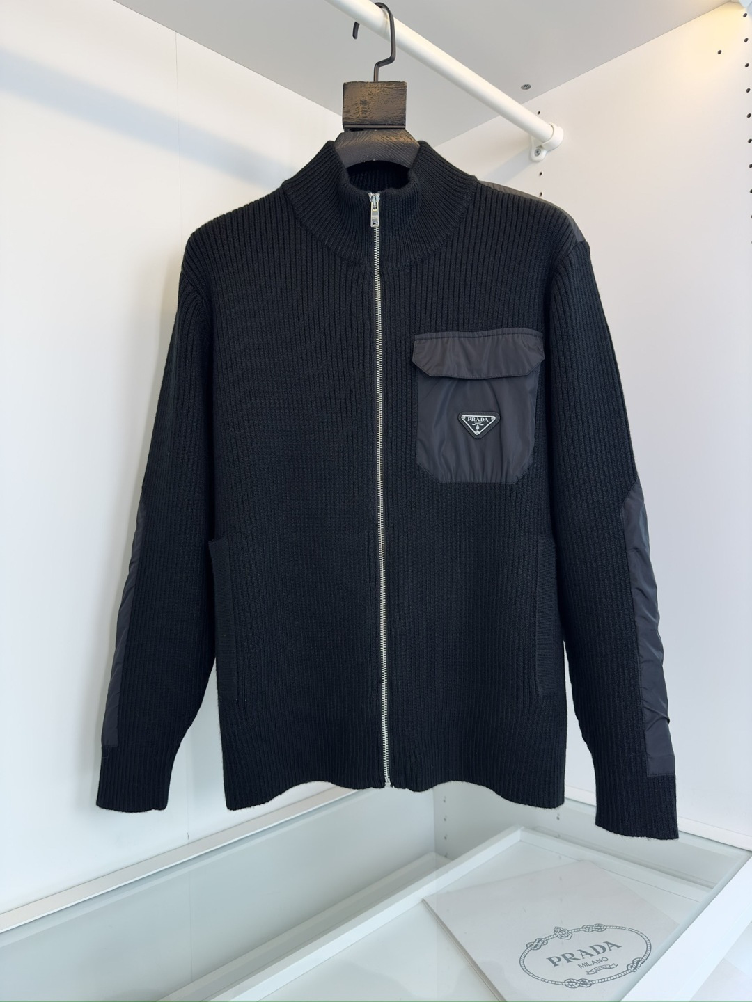 PR*DA普*达 2025早秋尼龙拼接羊毛针织开衫外套 柜在售 尼龙拼接羊毛的设计 胸口三角铭牌结合口袋