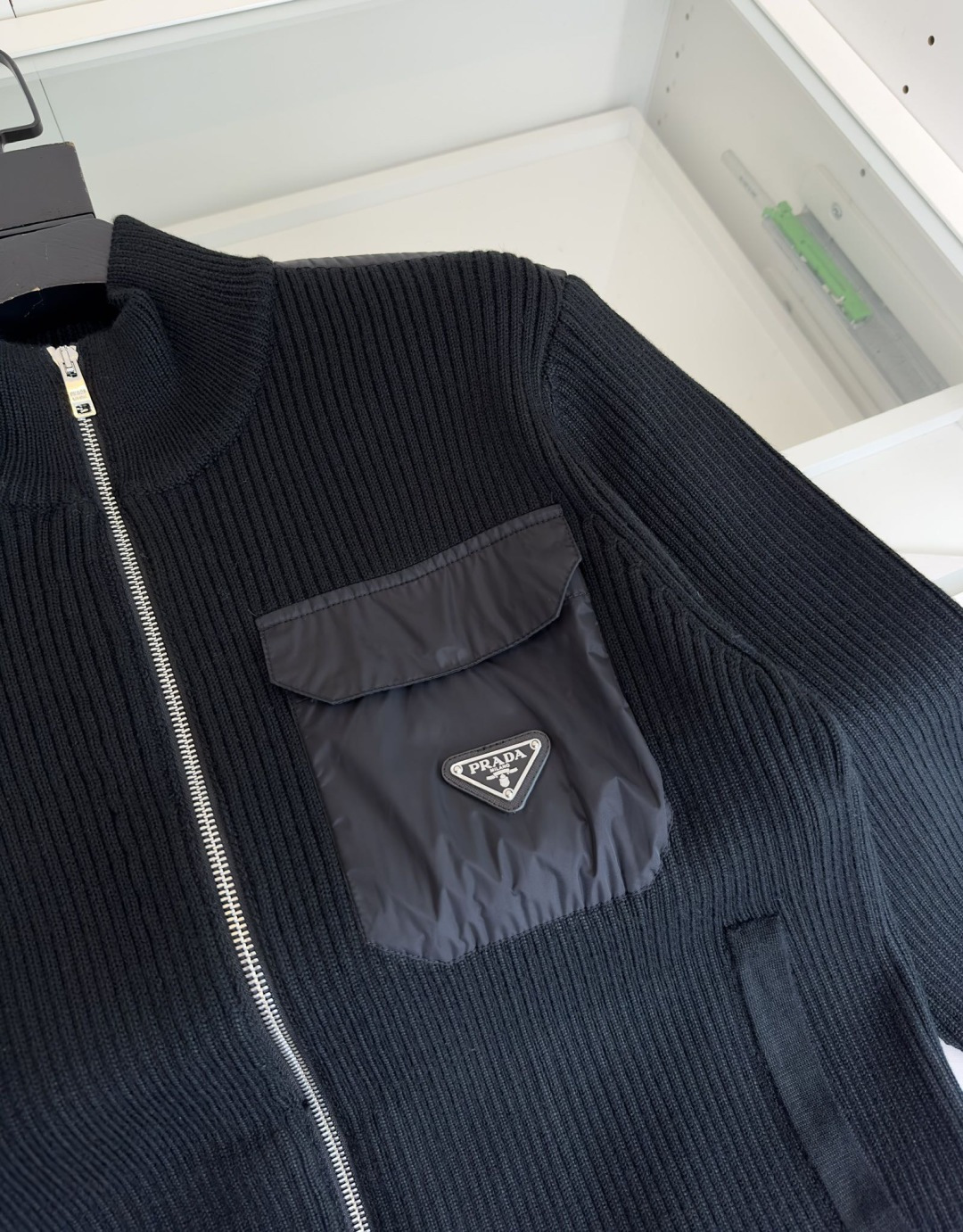 PR*DA普*达 2025早秋尼龙拼接羊毛针织开衫外套 柜在售 尼龙拼接羊毛的设计 胸口三角铭牌结合口袋