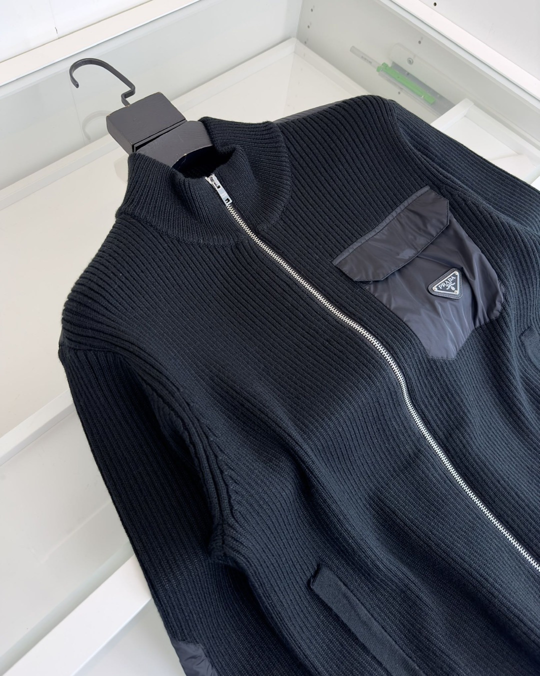 PR*DA普*达 2025早秋尼龙拼接羊毛针织开衫外套 柜在售 尼龙拼接羊毛的设计 胸口三角铭牌结合口袋