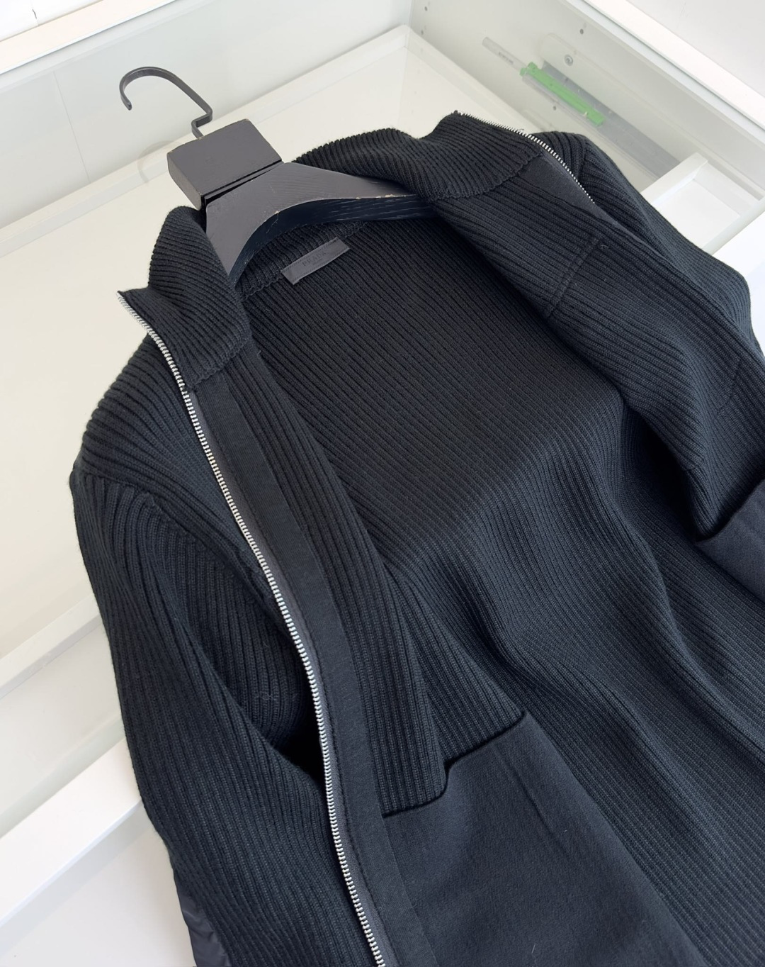 PR*DA普*达 2025早秋尼龙拼接羊毛针织开衫外套 柜在售 尼龙拼接羊毛的设计 胸口三角铭牌结合口袋